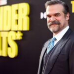 David Harbour sai do drama de holofotes de Tony Gilroy, 'Behemoth!'