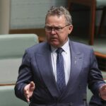 O membro de Flynn, Colin Boyce, fala sobre a revogação do projeto de lei Net Zero 2025, na Câmara dos Representantes no Parlamento em Canberra, na segunda-feira, 1º de setembro de 2025.