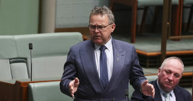 O membro de Flynn, Colin Boyce, fala sobre a revogação do projeto de lei Net Zero 2025, na Câmara dos Representantes no Parlamento em Canberra, na segunda-feira, 1º de setembro de 2025.