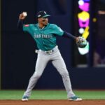 Jorge Polanco, do Seattle Mariners, jogando uma bola de beisebol para a primeira base.