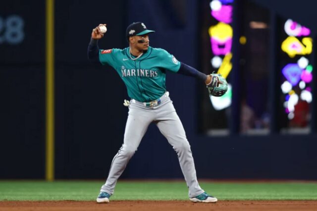 Jorge Polanco, do Seattle Mariners, jogando uma bola de beisebol para a primeira base.