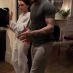 David, 50, e Victoria Beckham, 51, mostraram seu lado brincalhão quando sua filha Harper, 14, os capturou dançando a noite toda em casa em um vídeo do Instagram no sábado.