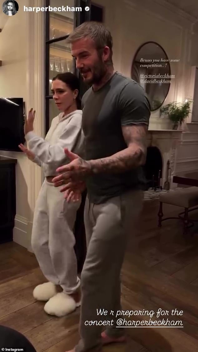 David e Victoria Beckham dançam para afastar os problemas de David, 50, e Victoria Beckham, 51, mostraram seu lado brincalhão quando sua filha Harper, 14, os capturou dançando a noite toda em casa em um vídeo do Instagram no sábado.