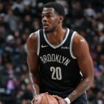 Day'Ron Sharpe #20 do Brooklyn Nets tenta passar a bola durante o jogo contra o Denver Nuggets em 4 de janeiro de 2026 no Barclays Center em Nova York, Nova York.