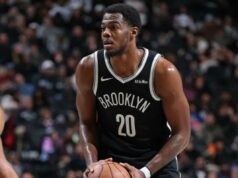Day’Ron Sharpe provando que é ‘uma fera’ para os Nets no lugar de Nic Claxton Day'Ron Sharpe #20 do Brooklyn Nets tenta passar a bola durante o jogo contra o Denver Nuggets em 4 de janeiro de 2026 no Barclays Center em Nova York, Nova York.