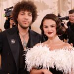Benny Blanco e Selena Gomez no Globo de Ouro em 11 de janeiro de 2026 em Beverly Hills.