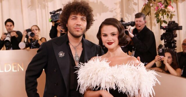 De colaboradores a cônjuges: uma linha do tempo do relacionamento Benny Blanco e Selena Gomez no Globo de Ouro em 11 de janeiro de 2026 em Beverly Hills.