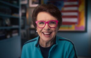 ‘Dê-me a bola!’ Crítica: Billie Jean King Doc é uma dose inspiradora de adrenalina Courtney Love aparece em Antiheroine, de Edward Lovelace e James Hall, seleção oficial do Festival de Cinema de Sundance de 2026. Cortesia do Instituto Sundance | foto de Edward Lovelace