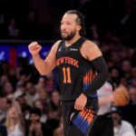 O guarda do New York Knicks, Jalen Brunson (11), reage durante o terceiro quarto contra o Portland Trail Blazers no Madison Square Garden.