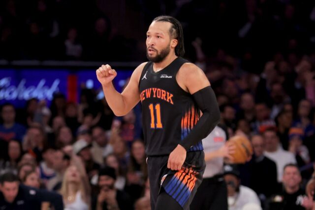 O guarda do New York Knicks, Jalen Brunson (11), reage durante o terceiro quarto contra o Portland Trail Blazers no Madison Square Garden. 