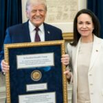 Delcy Rodríguez (centro) em Caracas na quinta-feira.