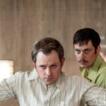 'Dead Man's Wire' recria fielmente um impasse entre reféns na TV, mas evita o porquê confuso