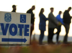 Apresentador da CNBC brinca com teoria da conspiração racista O presidente Donald Trump fala com repórteres após assinar ordens executivas no Salão Oval da Casa Branca, quarta-feira, 23 de abril de 2025, em Washington. (Foto AP/Alex Brandon)