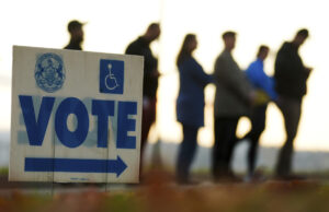 O Partido Republicano do Senado dá aos democratas a chance de lutar pelo direito de voto O presidente Donald Trump fala com repórteres após assinar ordens executivas no Salão Oval da Casa Branca, quarta-feira, 23 de abril de 2025, em Washington. (Foto AP/Alex Brandon)