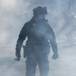 Dedo de agente federal mordido por suposto desordeiro de Minneapolis