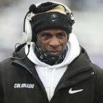 O técnico principal do Colorado Buffaloes, Deion Sanders, no primeiro quarto de um jogo de futebol americano Big 12 entre o Colorado Buffaloes e o Kansas State Wildcats em 29 de novembro de 2025 no Bill Snyder Family Stadium em Manhattan, KS.