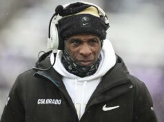 Deion Sanders recebe cerca de cinco ameaças de morte por dia, diz seu guarda-costas O técnico principal do Colorado Buffaloes, Deion Sanders, no primeiro quarto de um jogo de futebol americano Big 12 entre o Colorado Buffaloes e o Kansas State Wildcats em 29 de novembro de 2025 no Bill Snyder Family Stadium em Manhattan, KS.