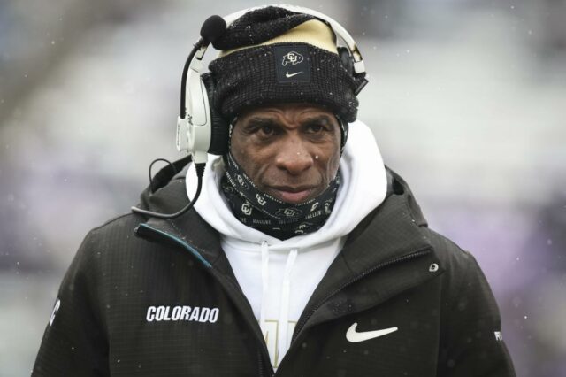 Deion Sanders recebe cerca de cinco ameaças de morte por O técnico principal do Colorado Buffaloes, Deion Sanders, no primeiro quarto de um jogo de futebol americano Big 12 entre o Colorado Buffaloes e o Kansas State Wildcats em 29 de novembro de 2025 no Bill Snyder Family Stadium em Manhattan, KS.