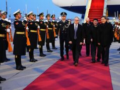 Deixe a prostração começar! Starmer chega a Pequim na esperança de reforçar os laços comerciais, apesar da fúria com a espionagem e os abusos dos direitos humanos Keir Starmer chegou hoje à China para tentar impulsionar o comércio, apesar da indignação com a espionagem desenfreada e os abusos dos direitos humanos.