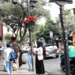 Dejetos humanos são espalhados na cidade de Bandung após o feriado de Natal