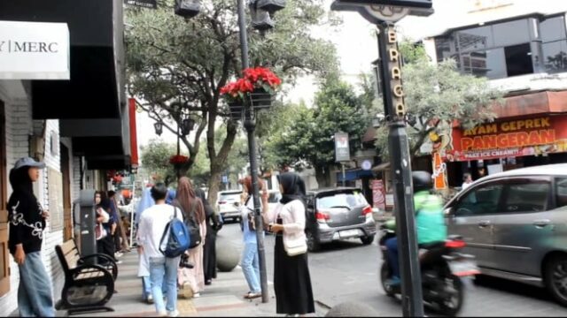 Dejetos humanos são espalhados na cidade de Bandung após o feriado de Natal
