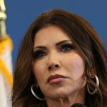 Democratas da Câmara intensificam pressão de impeachment contra Kristi Noem após tiroteio no ICE em Minneapolis