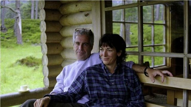 Ghislaine Maxwell com Jeffrey Epstein na cabana Queen's Balmoral em 1999. 
