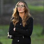 Hannah Greenhalgh, viúva apenas três meses após seu casamento em Las Vegas com o piloto da Ryanair Matt Greenhalgh, fotografada do lado de fora da audiência anterior no Tribunal de Magistrados de Warrington