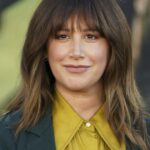 Depois que Ashley Tisdale chama o grupo de mães de 'colégio demais', o marido de Hilary Duff joga uma bomba fedorenta