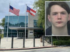 Deputado de Atlanta acusado de enviar fotos e vídeos nus para adolescentes Mugshot de Rylee Willis, um homem branco com longos cabelos castanhos, olhos azuis claros e uma pequena mecha de cabelo no queixo.