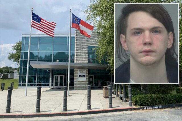 Mugshot de Rylee Willis, um homem branco com longos cabelos castanhos, olhos azuis claros e uma pequena mecha de cabelo no queixo.