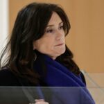 A deputada francesa Sandrine Josso chega para o julgamento do ex-senador francês Joël Guerriau em Paris na segunda-feira.