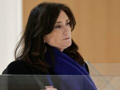 Deputado francês relata trauma no julgamento de ex-senador acusado de drogá-la com MDMA A deputada francesa Sandrine Josso chega para o julgamento do ex-senador francês Joël Guerriau em Paris na segunda-feira.