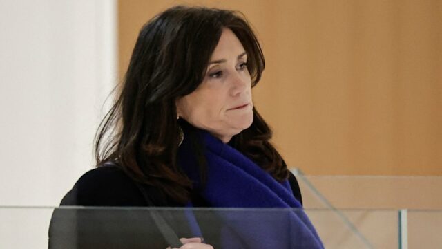 A deputada francesa Sandrine Josso chega para o julgamento do ex-senador francês Joël Guerriau em Paris na segunda-feira.