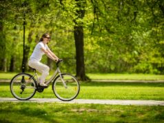 Desgosto por filhotes abandonados em parque natural encontrados ‘desesperados’ e chorando A woman cycling through a park.