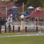 Detetives de homicídios estão investigando a morte de uma mulher encontrada em uma praia popular a sudoeste de Melbourne.