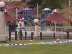 Detetives de homicídios investigam morte de mulher após corpo ser encontrado em praia popular Detetives de homicídios estão investigando a morte de uma mulher encontrada em uma praia popular a sudoeste de Melbourne.