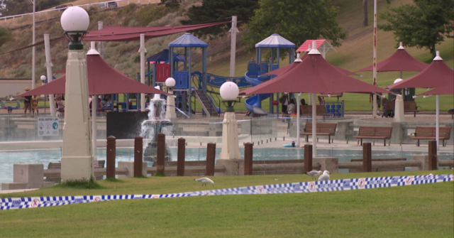 Detetives de homicídios estão investigando a morte de uma mulher encontrada em uma praia popular a sudoeste de Melbourne.