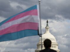 Detransitioner ganha US$ 2 milhões contra médicos de Nova York que promoveram mastectomia dupla Uma bandeira transgênero tremulando em frente à cúpula do Capitólio dos EUA.