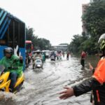 Devido ao clima extremo, escolas em Jacarta começam a implementar o ensino à distância