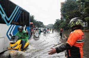 Mais populares: Inundações em Jacarta, Super Rare Shell e SIM Psychological Test Devido ao clima extremo, escolas em Jacarta começam a implementar o ensino à distância