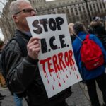 Manifestantes no Lafayette Park em frente à Casa Branca em Washington DC no domingo AEDT.