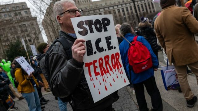 Manifestantes no Lafayette Park em frente à Casa Branca em Washington DC no domingo AEDT.