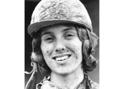 Diane Crump, a primeira jóquei a competir no Kentucky Derby, morre aos 77 anos Diane Crump, aprendiz de jóquei, beija seu monte Tou Ritzi