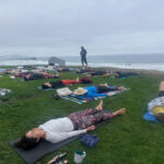 A estudante da UTC Chitra Karunanithi tira uma foto de Arya Purohit enquanto ela pratica ioga com cabras do Goat Yoga Nashville no Chamberlain Field na UT Chattanooga para a primeira semana de aulas na quarta-feira, 20 de agosto de 2025, Chattanooga, Tennessee.