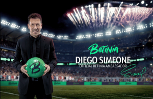 Diego Simeone faz parceria com Betinia em grande acordo de embaixador Diego Simeone anunciado como novo embaixador da Betinia. Diego Simeone segurando uma bola de futebol verde do Betinia no estádio, anunciado como embaixador oficial do Betinia com fogos de artifício ao fundo.