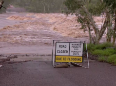 Dilúvio de monções continua a atingir o norte de Queensland O alerta de enchentes permanece em vigor para rios e riachos no nordeste de Queensland.