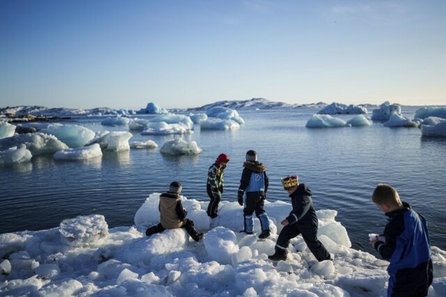 Dinamarca diz a Trump para parar de falar sobre assumir O sol se põe em Ilulissat, Groenlândia, terça-feira, 18 de fevereiro de 2025. (AP Photo/Emilio Morenatti)