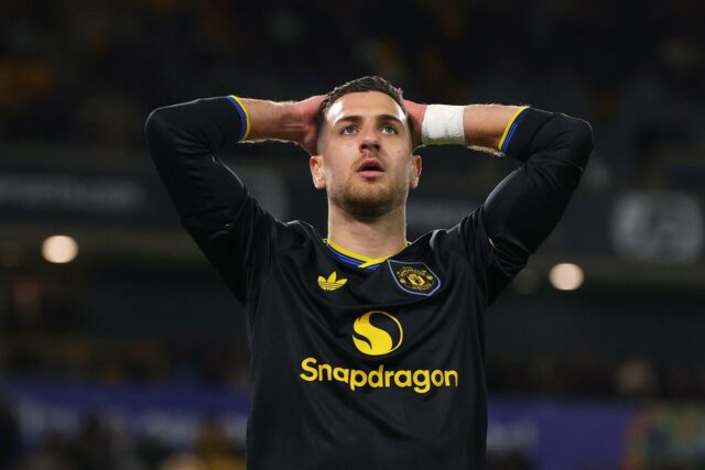 Jayce Fitzgerald saindo do Manchester United.