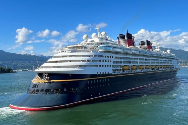 O navio de cruzeiro Disney Wonder saindo de Vancouver, British Columbia, para um cruzeiro no Alasca.
